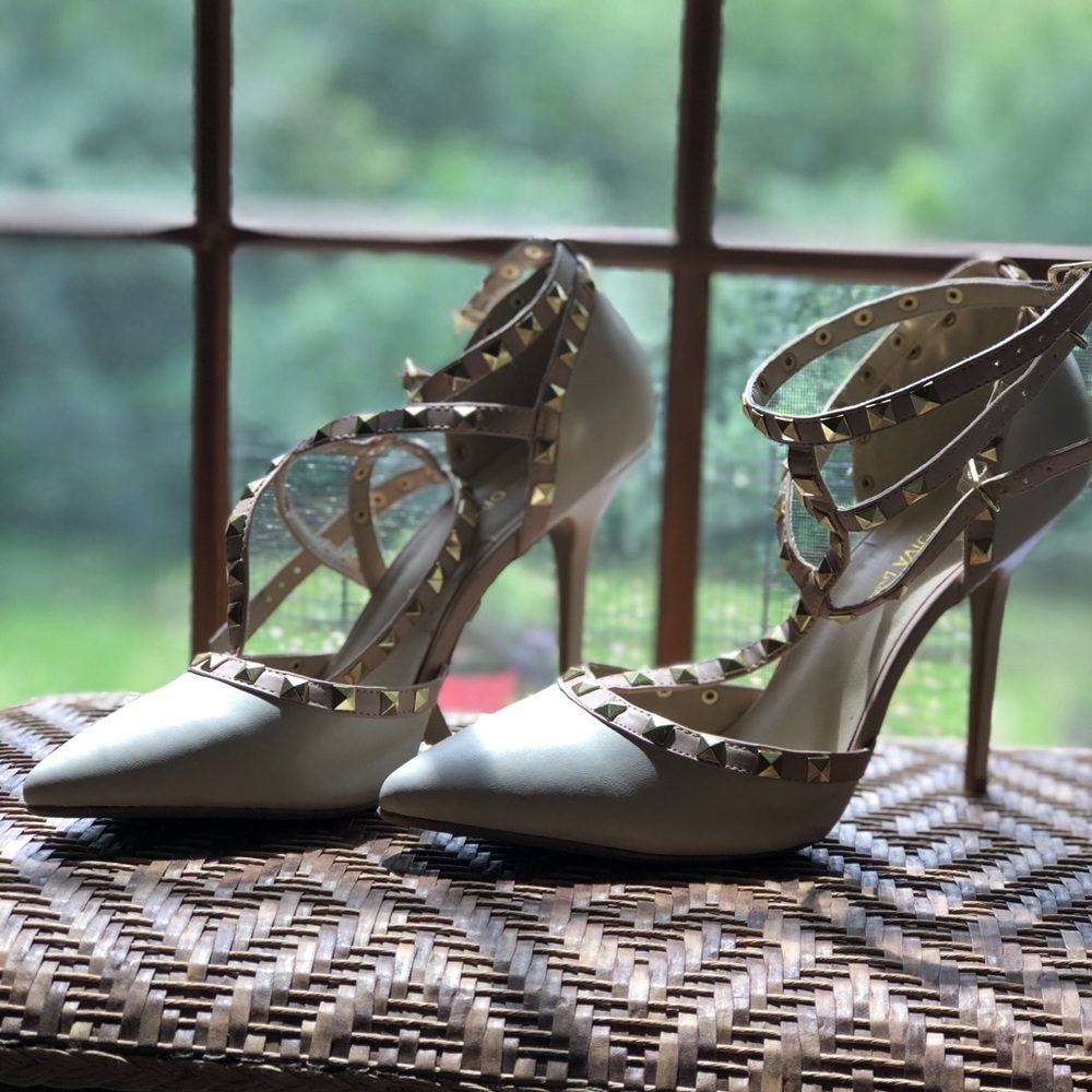 Pretty cream gold studded heels; size 10